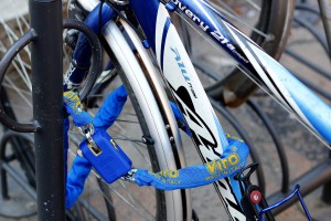 Questo è un modo molto semplice ma efficace di legare la bici: una catenai buona qualità lega telaio e ruota anteriore (quella più facile da asportare) ad un punto fisso.