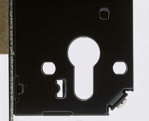 Una serratura Viro con i 2 fori a norma DIN ai lati del foro per il passaggio del cilindro.