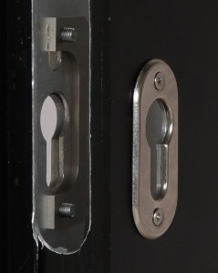 Piastra di fissaggio inserita all'interno del vano serratura a cui si avvita la piastra di contrasto sul lato esterno.