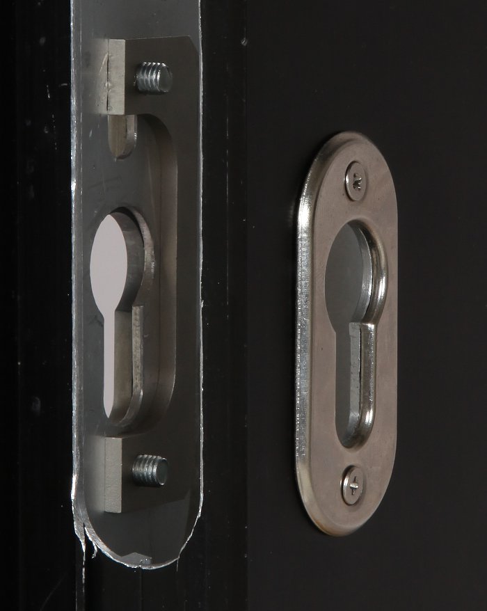 Piastra di fissaggio inserita all'interno del vano serratura a cui si avvita la piastra di contrasto sul lato esterno. 