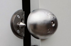 La chiusura di "Viro Van Lock" utilizza un robusto perno conico in acciaio inox