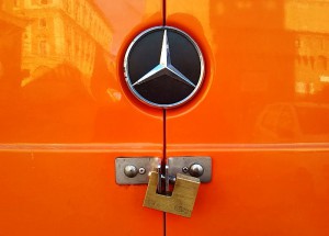 Le serrature di serie dei furgoni sono così inaffidabili che in tanti si ingegnano per realizzare in modo artigianale qualcosa di più sicuro.