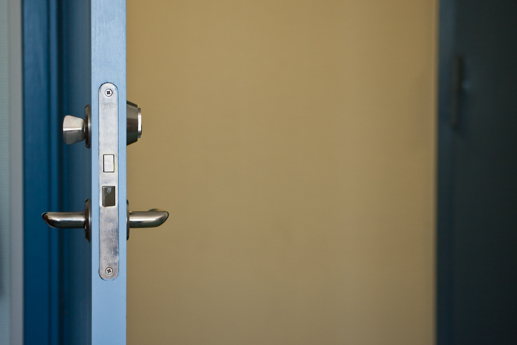 Come difendersi dai ladri che entrano in casa, prevenire furti ... Rinforzare porta ingresso