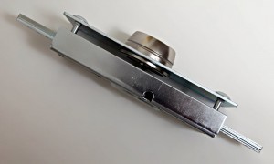 La serratura corazzata Viro 8270 competa di piastra di protezione. La lamiera della serranda viene chiusa tra la cassa e la piastra di protezione per realizzare un complesso estremamente resistente.