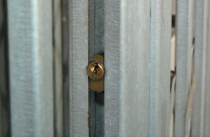 La serratura rivolta all’interno della losanga è accessibile da entrambi i lati, ma lascia poco spazio per l’introduzione di strumenti da scasso.