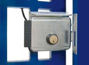 In alcune situazioni i battenti si devono aprire verso l'esterno. In questi casi sono necessarie serrature elettriche apposite, come le Viro V97 (per accesso pedonali) e V90 (per accessi carrabili). 