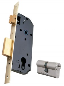 Una serratura (a sinistra) e un cilindro (a destra), entrambi Viro.