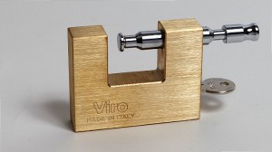  Un lucchetto per serranda Viro con sistema di apertura di tipo positivo, in cui l’asta viene estratta a mano dallo stesso lato della chiave.