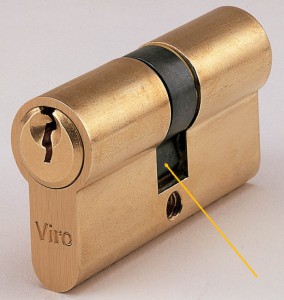 La freccia indica un nottolino universale di un cilindro Viro. A chiave estratta rimane all’interno del cilindro. 