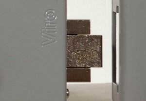 Particolare del catenaccio inserito nello scrocco della serratura elettrica Viro Block-Out.