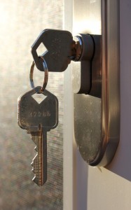Invece del pomolo si può usare una chiave che si rimuove quando si esce. In questo caso se si vuole lasciare la possibilità di aprire la serratura anche dall'esterno si deve usare un cilindro frizionato (foto di flickr/woodleywonderworks).
