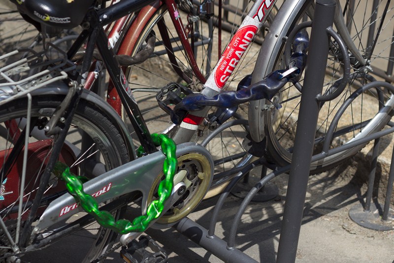 Un esempio di come si lega bene una bici: una catena lega la ruota anteriore e il telaio ad un punto fisso, mentre una seconda catena lega la ruota posteriore al telaio.