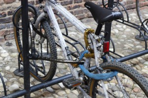 In this case, the wheel and the frame are locked to a fixed point with an armoured cable. A chain then secures the rear wheel.