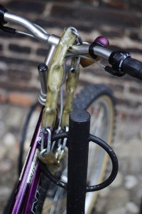 Chain simply resting on the handlebars; only one movement is needed to remove it.