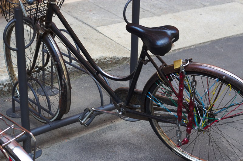 Solo la ruota posteriore è legata: la bici si può prendere e portare via senza problemi.