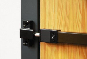 Esempio di sistema di protezione meccanico “Spranga Universale” applicata ad una porta in legno.