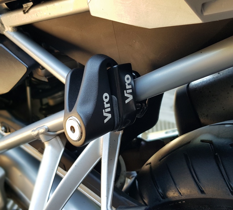 Support de fixation avec le bloque-disque Viro aux tubes du cadre d'une moto